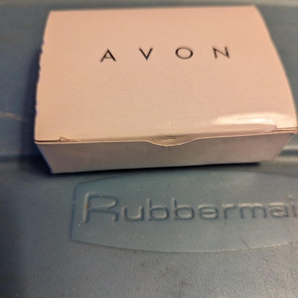 Avon teardrop wire hoop earrings in Redbox - Picture 3 of 4